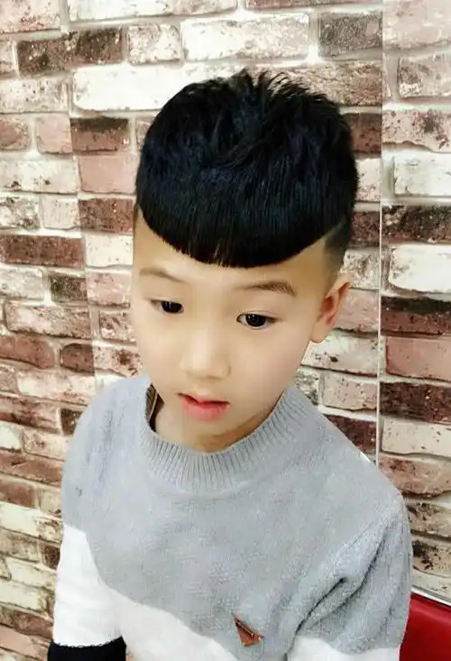 这款类似于锅盖头的刘海短发发型特别的适合小孩子的哦,乍一看是不是