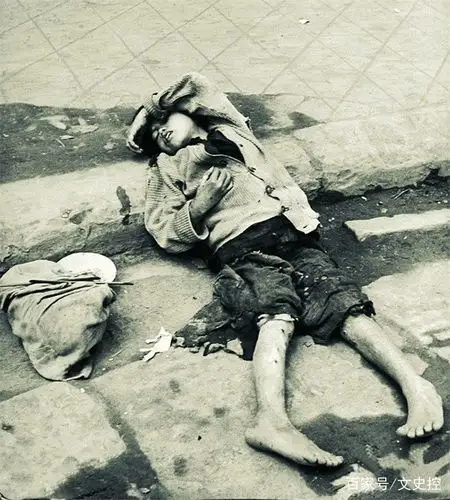 老照片,国军统治下的湖南,饥荒遍地,农民剥树皮为食