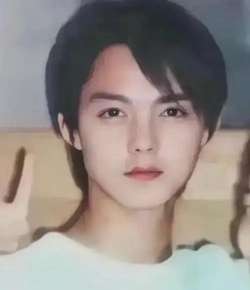 不是因为帅气,也不是因为搞笑,而是因为这张照片中的尹正,像极了