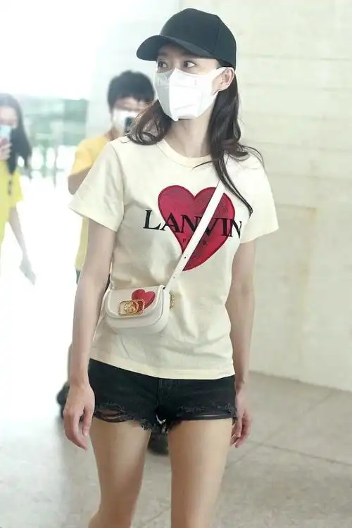 张小斐也太瘦了穿t恤搭短裤秀出一双筷子腿女生都羡慕