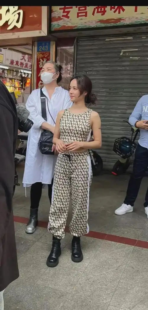 蔡依林现身广州街头颜值依旧在线似少女网友这是43岁吗