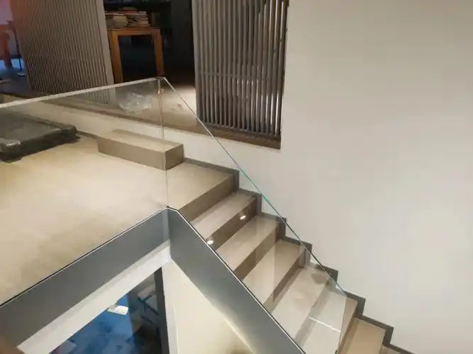 楼梯玻璃扶手无边框or有边框