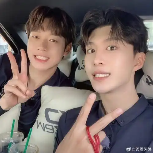 显眼包组合里年龄最大魏大勋和年龄最小的范丞丞,完全#看不出魏大勋比