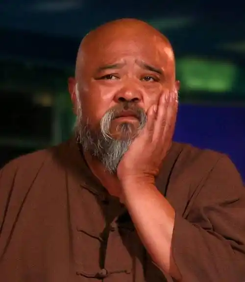 演员李琦"舍命"贪嘴!一天2包烟8两白酒,面相凶狠现状如何?