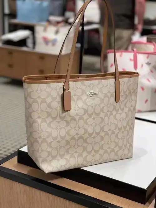 coach断货王奶茶色托特包