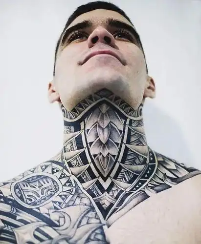 颈部纹身野的不只是一点点