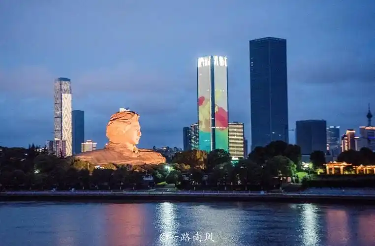 湘江夜游打卡最美天际线,长沙的网红旅游项目真是名不虚传_腾讯新闻