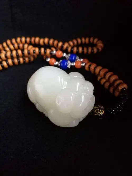 《招财猪》吊坠,和田玉籽料.