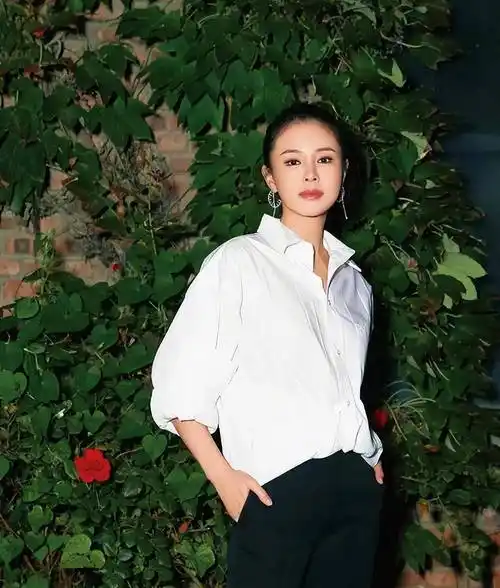 佟家三口幸福照,小佟丽娅颜值逆天传承母亲美艳基因_佟大为_家庭_时尚