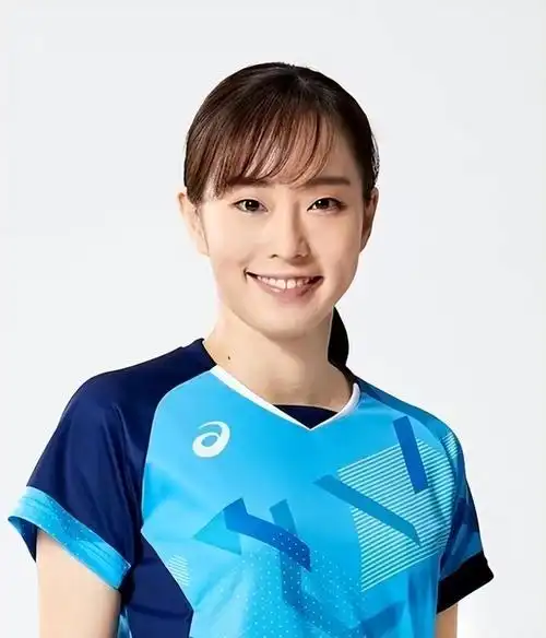 太可爱了:石川佳纯冲球迷抛飞吻!