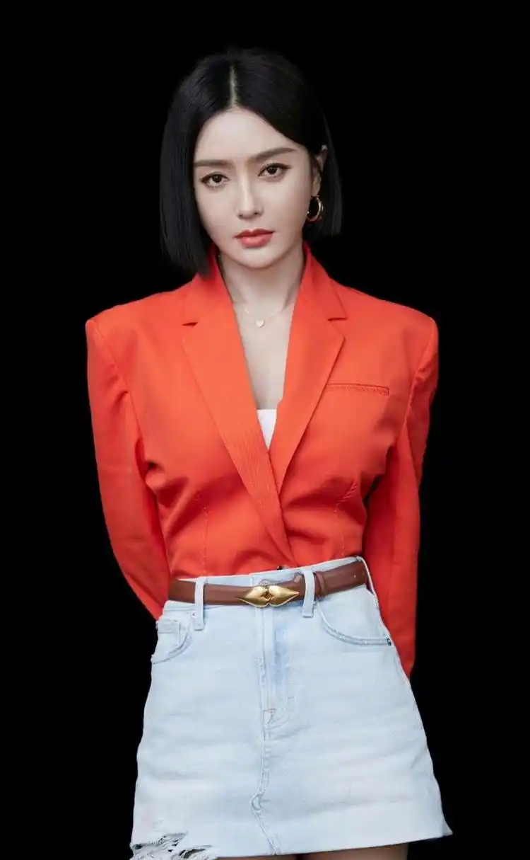 秦岚这身橘色西装搭配牛仔短裙显得个性十足,短发造型干净又利落.