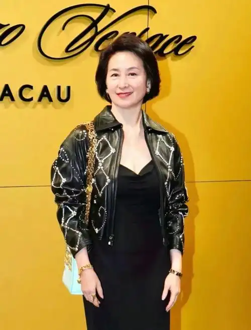 何超琼不愧是真名媛,61岁体态挺拔优雅,穿紧身裙烫卷发洋气高贵_腾讯