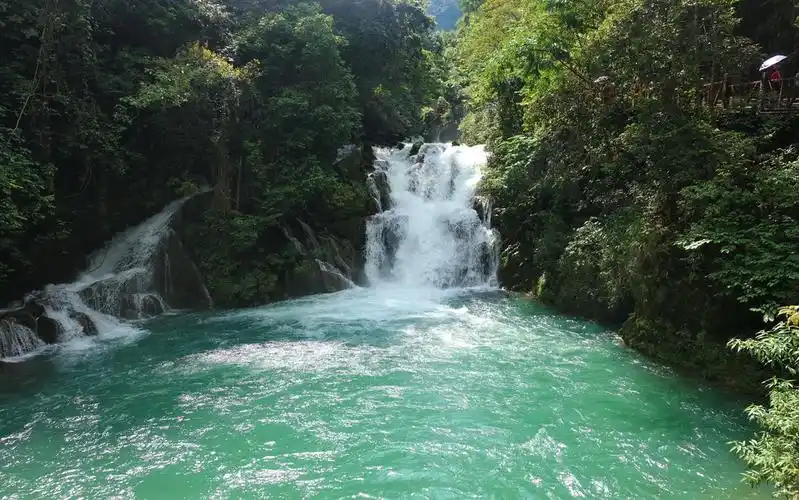 飞虹瀑布:位于金刚峡下段,顾名思义,是一道可以看见水流飞舞,彩虹当空