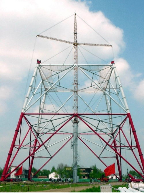 预览: 抱杆第一种工作方式:吊装铁塔主材及塔身辅材.