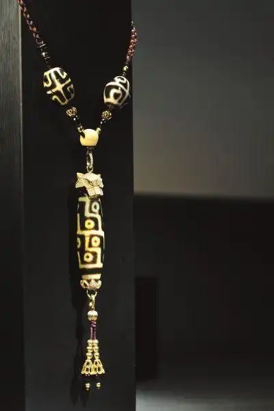 京华时报记者任峰涛摄>>收藏缘起受李连杰影响喜欢上天珠杨子说,他