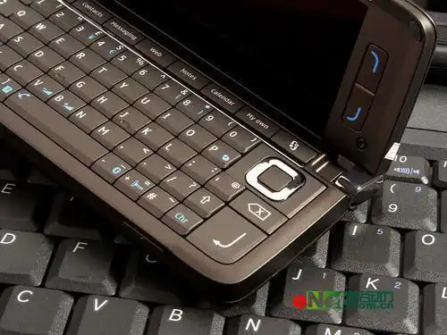 变形更精彩 诺基亚全键盘横屏手机e90图赏(2)