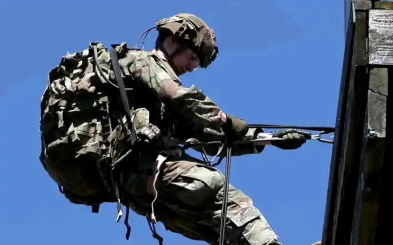 美军第十山地师攀爬技能锻炼