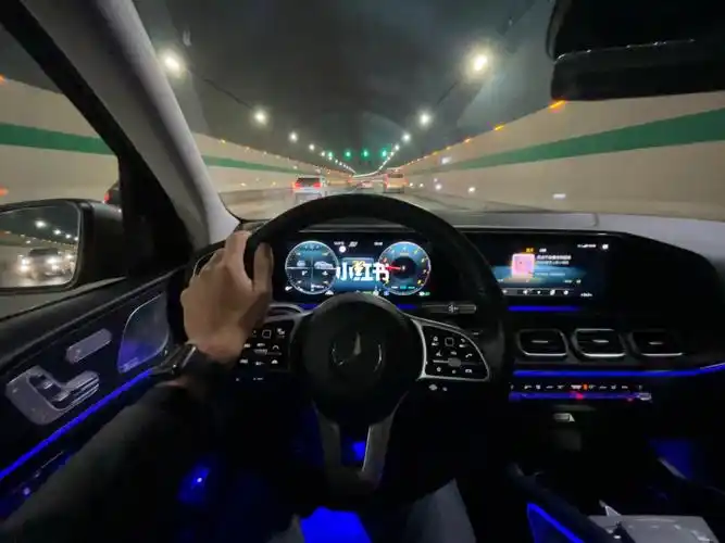 夜间氛围还得是奔驰