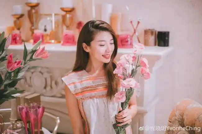 郑恺女友程晓玥对镜涂口红 美艳动人显名媛气质