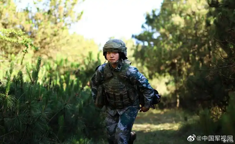 pla南部战区陆军某旅换装星空迷彩新头盔和战术背心的通信女兵