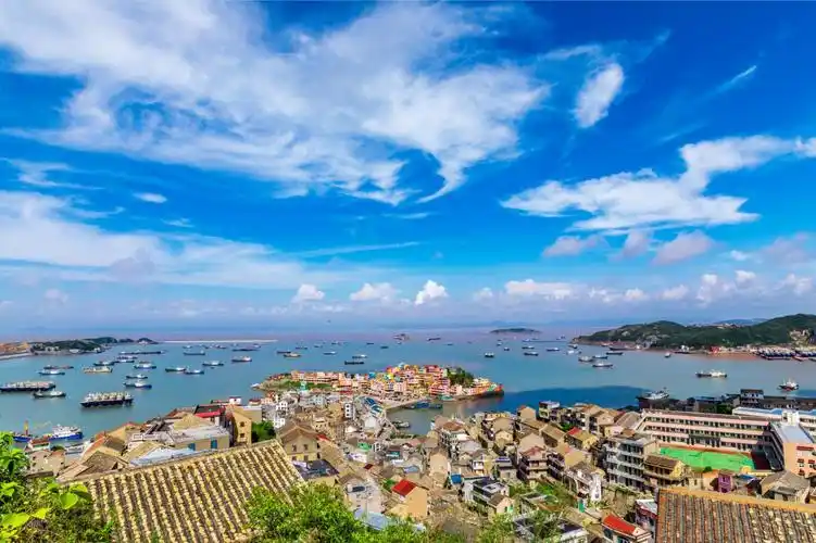 浙江省温岭市石塘镇小箬村位于石塘半岛的西南部,三面环水,房子依山坡