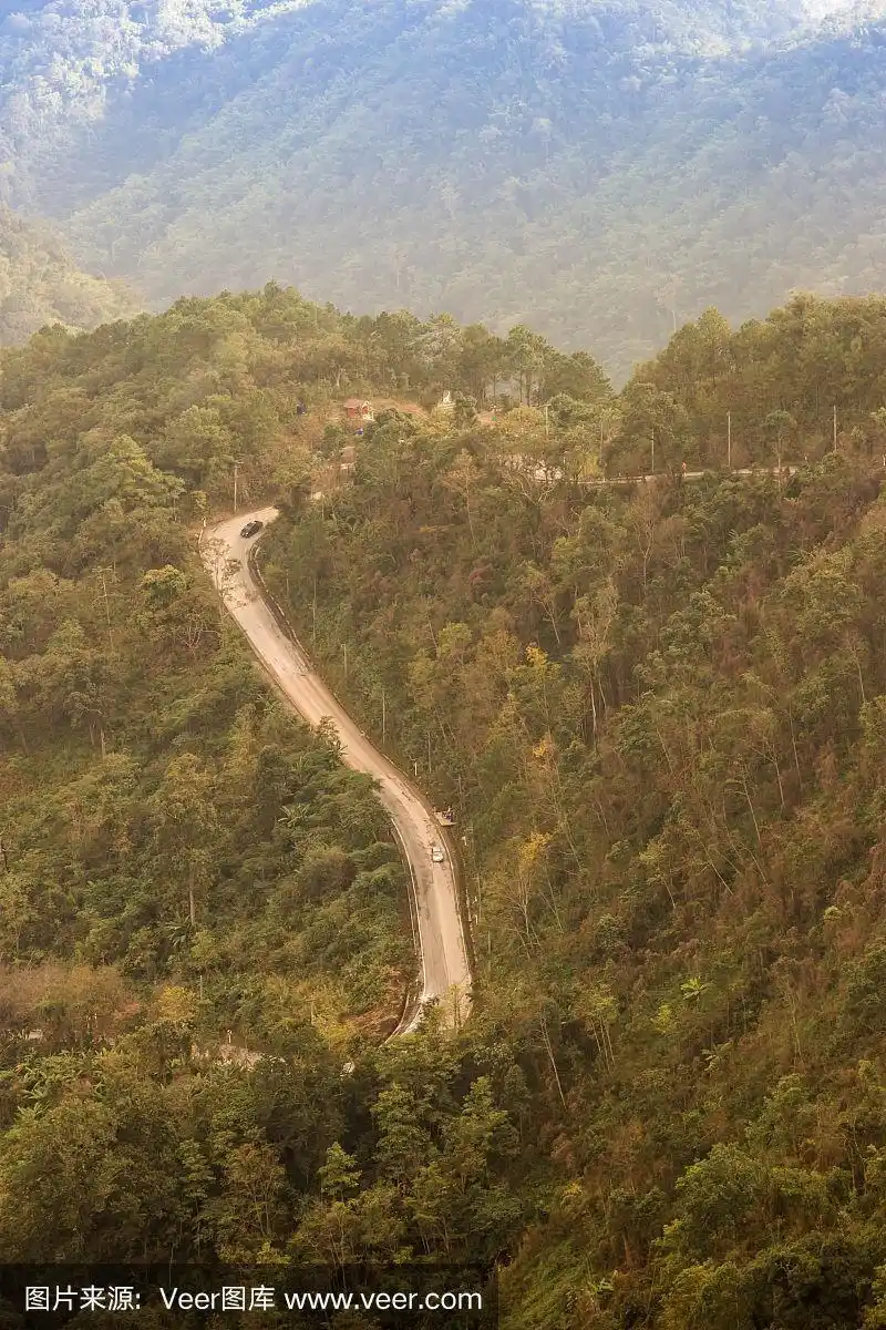 陡峭的山路景色