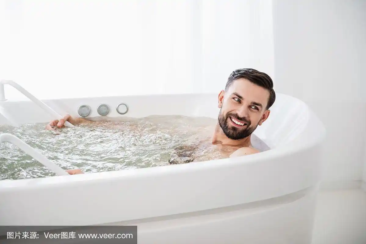在水疗按摩浴缸中微笑的感性男人