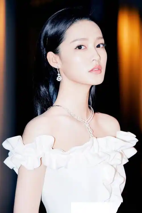 娱乐圈清纯女神李沁,美貌与才华并存的魅力瞬间!