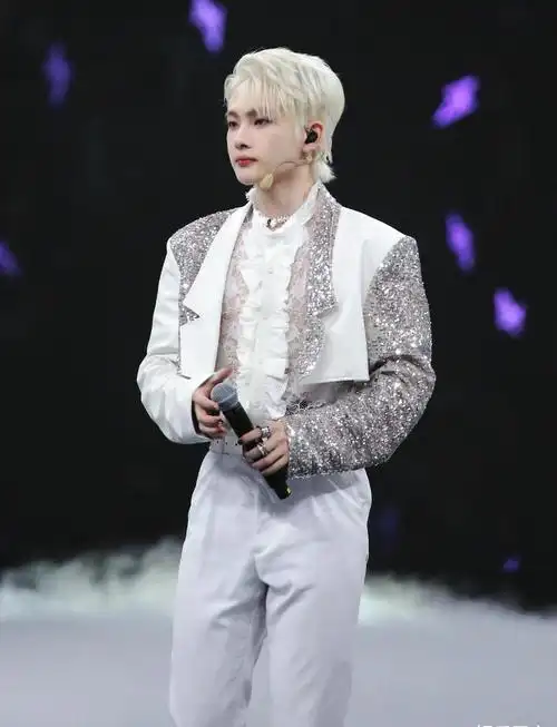 r1se演唱会周震南问粉丝愿望,壶妹喊话太感人,快哭