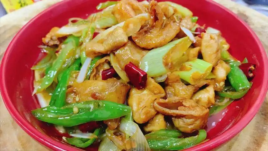 "春日美食家"葱爆肥肠硬核教学,香辣可口,下酒又下饭