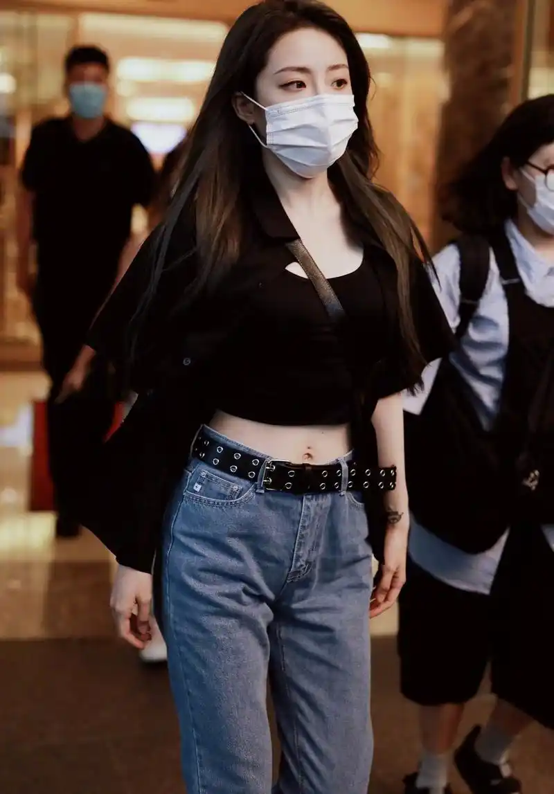 喻言是端水大师?穿黑色露脐装特种兵人设上线,脐钉疤痕太抢眼