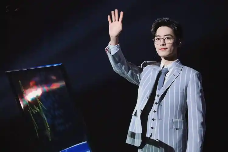 肖战《竹石》获综艺歌曲第一名,代言空降南京送惊喜,好消息不断_人们