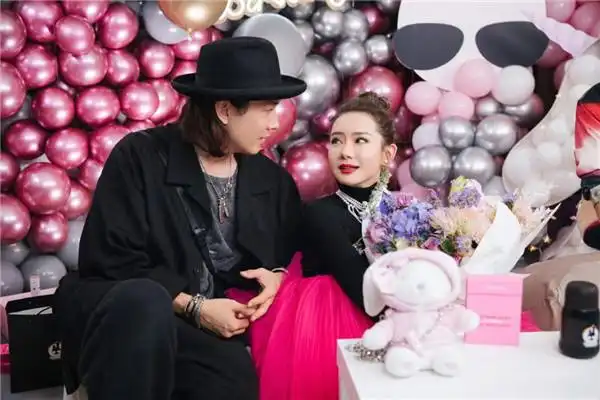 戚薇李承铉一家三口同游迪士尼,6岁lucky活泼可爱,夫妻感情甜蜜