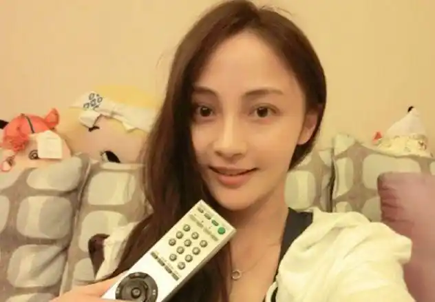 姚笛38岁生日登封面杂志,气场碾压众人,火焰红唇性感妩媚