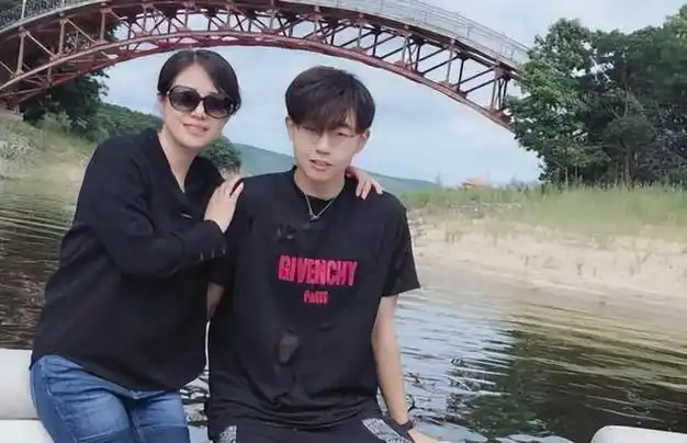 同是王新军基因,唐静的儿子和秦海璐的儿子一对比,差距就出来了|编剧