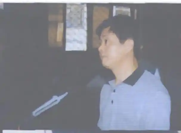 孙万财孙万财答应后,刘伟送其人民币10万元"拖延费".