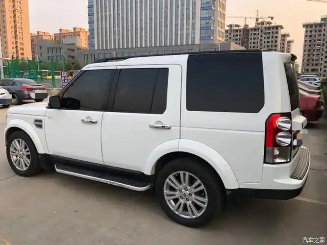 路虎发现四白色出