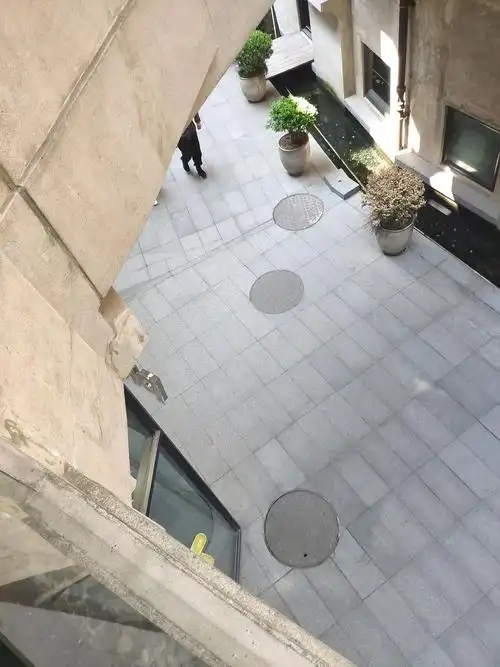 你看楼下人的时候,楼上的人也在看你.