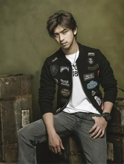 陈柏霖登杂志封面 复古牛仔造型"重返20岁"