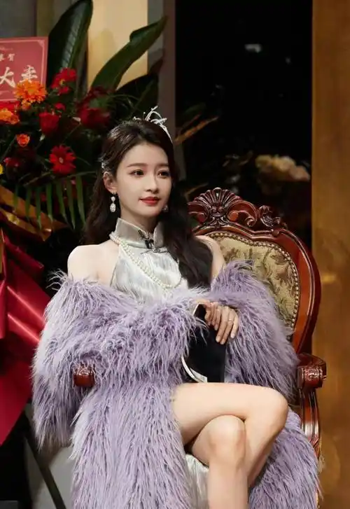 孙怡录制《明星大侦探》新造型美出圈,旗袍配皮草,优雅又贵气!