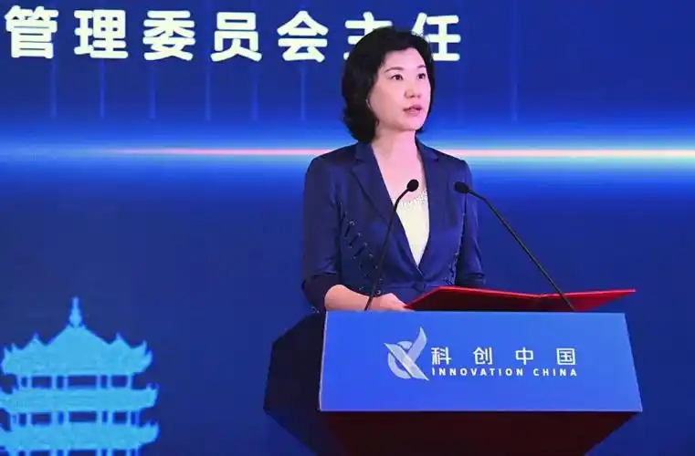 会上,东湖高新区管委会主任刘洁宣读《"3060双碳"中国光谷宣言暨行动