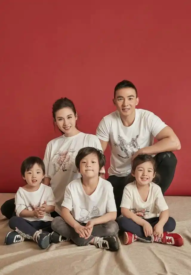 刘畊宏妻子分享全家福