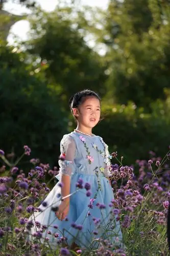 盛夏如花,可爱,聪明.美丽的邻家小女孩儿.