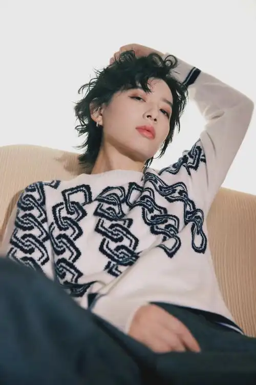 李斯丹妮一改以往酷飒造型……_高清图集_新浪网