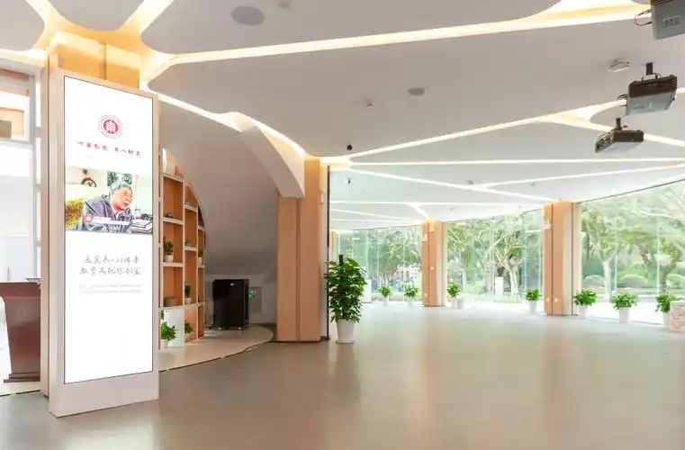 学校办,设备处,后勤部,基金会,校友会,招标办等多家单位组成陈列室