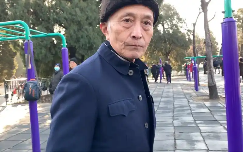 天坛69岁大爷身着中山装霸气出场,气场强大啊!