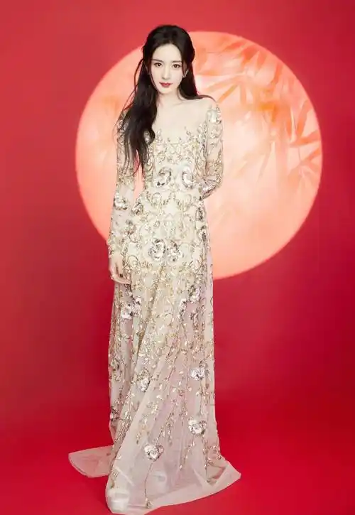 杨幂金色刺绣纱裙将喜气渲染得淋漓尽致