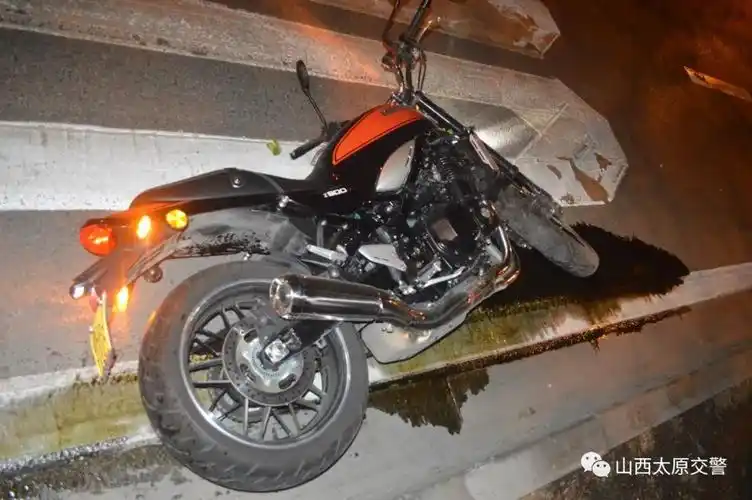 无牌无证无头盔这样的摩托车也敢上路