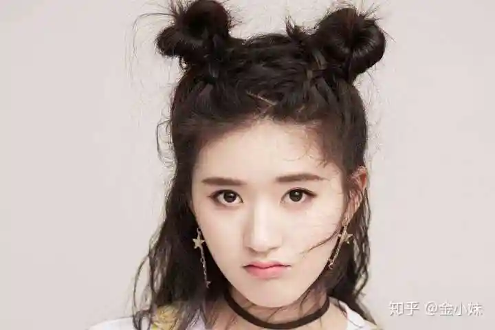 如果偏可爱的风格,就协调自身圆润的五官和圆润的脸型