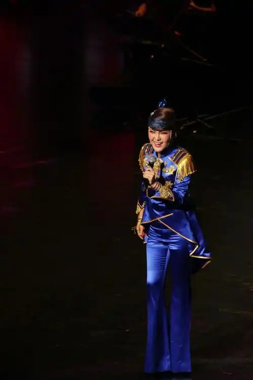 乌兰图雅《花开四季演唱会》